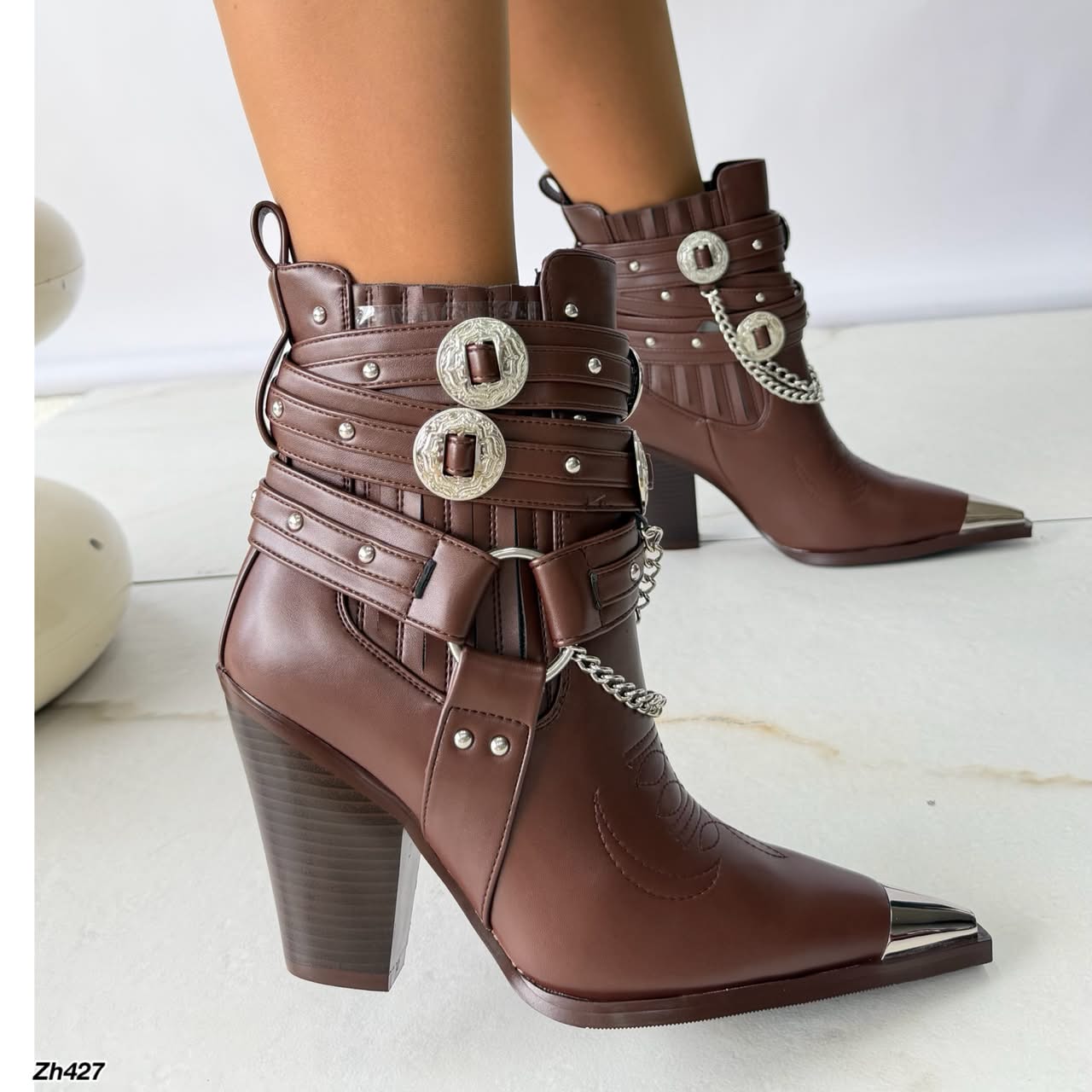 Botin texano café detalle correas y cadena plateado tacon 11cm HX3088-C1080